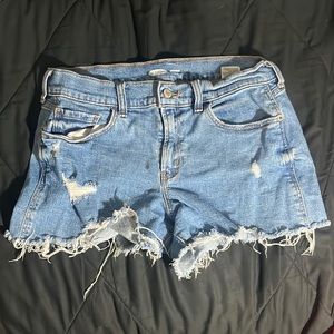 Old Navy Boyfriend Mid-Rise Ripped Denim Shorts, Size 6